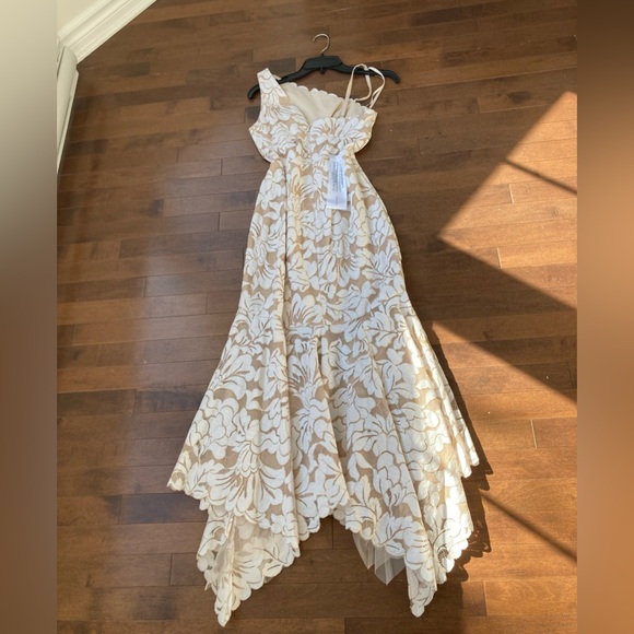 NWT BCBGMaxazria Alabama One Shoulder Lace Gown - Picture 7 of 8